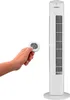 A hand holds a remote control in front of a tall white tower fan. Produktbild-Vorschau