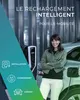 A woman stands next to an electric car charging station, with icons and text indicating installation, charging, and departure. Produktbild-Vorschau