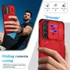 A man holding a red phone case with a sliding camera cover, with a close-up of the case on the right. Produktbild-Vorschau