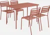 A terracotta colored metal dining set with a rectangular table and four chairs, presented on a white background. Anteprima dell’immagine prodotto