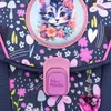 A close-up of a backpack flap with a cat illustration and a pink clasp. Anteprima dell’immagine prodotto