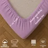Close-up of a fitted sheet corner showing the elasticized edge and fabric texture. Produktbild-Vorschau