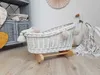 Weiße Puppenwiege aus Korbgeflecht mit Pompons und Bettzeug Produktbild-Vorschau 4