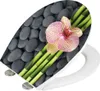 A toilet seat with a decorative print of a pink orchid and bamboo stalks on a background of dark gray stones. Produktbild-Vorschau