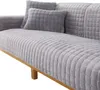 Heller grauer gesteppter Sofabezug aus Samt auf einem Holzsofa mit passenden Kissen Náhľad obrázku produktu