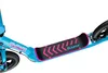 Close-up of a blue kick scooter with pink accents on the deck. Anteprima dell’immagine prodotto