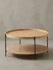 Seitenansicht des runden Holztisches für das Wohnzimmer, die die Proportionen und den Abstand zwischen der oberen Tablett-Platte und der unteren Ablage zeigt._#sku_BARWL6.491# Produktbild-Vorschau