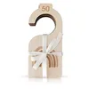 A wooden baby clothing size divider with a rainbow design and a white ribbon. Produktbild-Vorschau