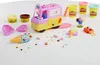 A Play-Doh Peppa Pig ice cream playset is displayed on a white surface with various Play-Doh containers and accessories. Anteprima dell’immagine prodotto