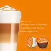 A layered coffee drink with caramel drizzle and two Nescafé Dolce Gusto coffee pods against an orange background. Produktbild-Vorschau