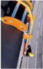 Kantenschutz Edge Roller von singing rock; orange; auf einer Kante mit Kletterseil; im Einsatz. Voir les images du produit