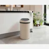 Poubelle Brabantia - Touch Bin, 60 L, Beige doux Voir les images du produit 8