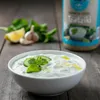Schale mit Tzatziki-Dip und Physis of Crete Gewürz im Hintergrund Produktbild-Vorschau