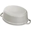 The image shows the underside of a white oval cast iron casserole dish with handles on either side. Voir les images du produit