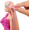Close-up of a Barbie doll's head and hair, with a hand placing a hair accessory. Anteprima dell’immagine prodotto