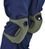 Close-up of a person wearing denim jeans and green knee pads. Voir les images du produit