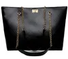 A black quilted tote bag with gold chain straps and a gold clasp. Náhľad obrázku produktu