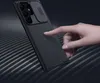 A hand is shown touching a black phone case with a textured surface and a sliding camera cover. Anteprima dell’immagine prodotto