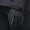 Kletterhandschuhe "Terminator" von Black Diamond; grau mit schwarzem und grünem Logo; an einer Hand getragen. Voir les images du produit
