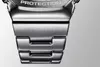 A close-up view of a metal watch band. Voir les images du produit