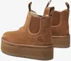 A pair of brown UGG Neumel Chelsea Platform Boots for women, shown from a side-rear angle against a white background. Voir les images du produit