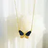 Goldkette mit Schmetterlingsanhänger, mit dunkelblauen Emailleflügeln und mit Pavé besetzten klaren Steinen an den unteren Flügeln Náhľad obrázku produktu