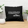 Huuraa Kissenbezug Vloggerin mit Herz 40x40cm Black Produktbild-Vorschau 2