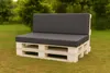 A pallet sofa with dark gray cushions sits on a grassy lawn with trees in the background. Anteprima dell’immagine prodotto