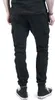 A person wearing black cargo jogging pants and black high-top sneakers, shown from the back. Anteprima dell’immagine prodotto