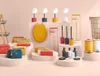 A collection of bathroom accessories and decor items displayed on pedestals. Anteprima dell’immagine prodotto