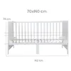 A diagram of a white baby crib with dimensions indicated by dashed lines and text labels. Produktbild-Vorschau