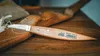 A carving knife rests on a wooden surface with wood shavings. Anteprima dell’immagine prodotto