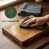 Houten snijplank wordt ingeolied met een microvezeldoek, met icoon 100% voedselveilig Productafbeelding-voorbeeld
