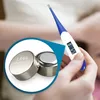 A hand holds a digital thermometer, with a close-up inset of two LR44 button cell batteries. Produktbild-Vorschau