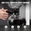 A person's hand is holding a coffee pot under a coffee maker, with text overlays describing features. Produktbild-Vorschau
