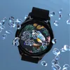 A smartwatch with a bird-themed watch face is surrounded by water droplets against a light blue background. Anteprima dell’immagine prodotto