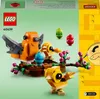 A LEGO Creator bird's nest set with three toy birds, eggs, and flowers on a green and yellow background. Produktbild-Vorschau