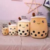 Four bubble tea plush toys of varying sizes arranged on a couch. Produktbild-Vorschau