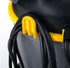 A close-up shot of a yellow clip holding black cables attached to a gray and black vacuum cleaner. Anteprima dell’immagine prodotto