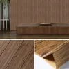 Braune Holzmaserungstapete auf einer Wand über einem Schrank angebracht, mit Nahaufnahmen von Textur und flexiblem Material Náhľad obrázku produktu