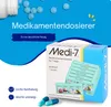 A product shot of a Medi-7 medication dispenser box with pills and capsules in the foreground, set against a bright blue background with scattered blue pills. Anteprima dell’immagine prodotto