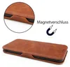 A brown leather flip case for a smartphone, shown from a side angle with a close-up inset of the magnetic closure. Anteprima dell’immagine prodotto