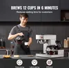 A man is pouring coffee from a carafe into a cup, with a commercial coffee maker and additional carafes in the background. Text overlays highlight the product's speed and efficiency. Produktbild-Vorschau