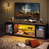 A modern living room setup featuring a TV stand with a TV, record player, and decorative items. Anteprima dell’immagine prodotto