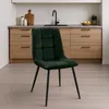 A dark green velvet dining chair with a tufted backrest and black metal legs is shown in a kitchen setting. Anteprima dell’immagine prodotto