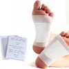 A close-up shot of two feet with detox foot pads applied to the soles. Several packets of the foot pads are also visible in the foreground. Produktbild-Vorschau