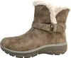 A side view of a single taupe-beige Skechers women's boot with cream-colored faux fur trim. Voir les images du produit