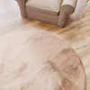 Dywan z imitacji futra Interiyou Fargo w kolorze taupe, Podgląd zdjęcia produktu 3
