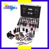 Geöffneter ZMILE Everybody's Darling Alu-Schminkkoffer mit veganen Kosmetikprodukten wie Lidschatten, Lippenstiften und Nagellacken. Anteprima dell’immagine prodotto