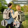 A couple walking outdoors with backpacks, showcasing the product's features. Produktbild-Vorschau